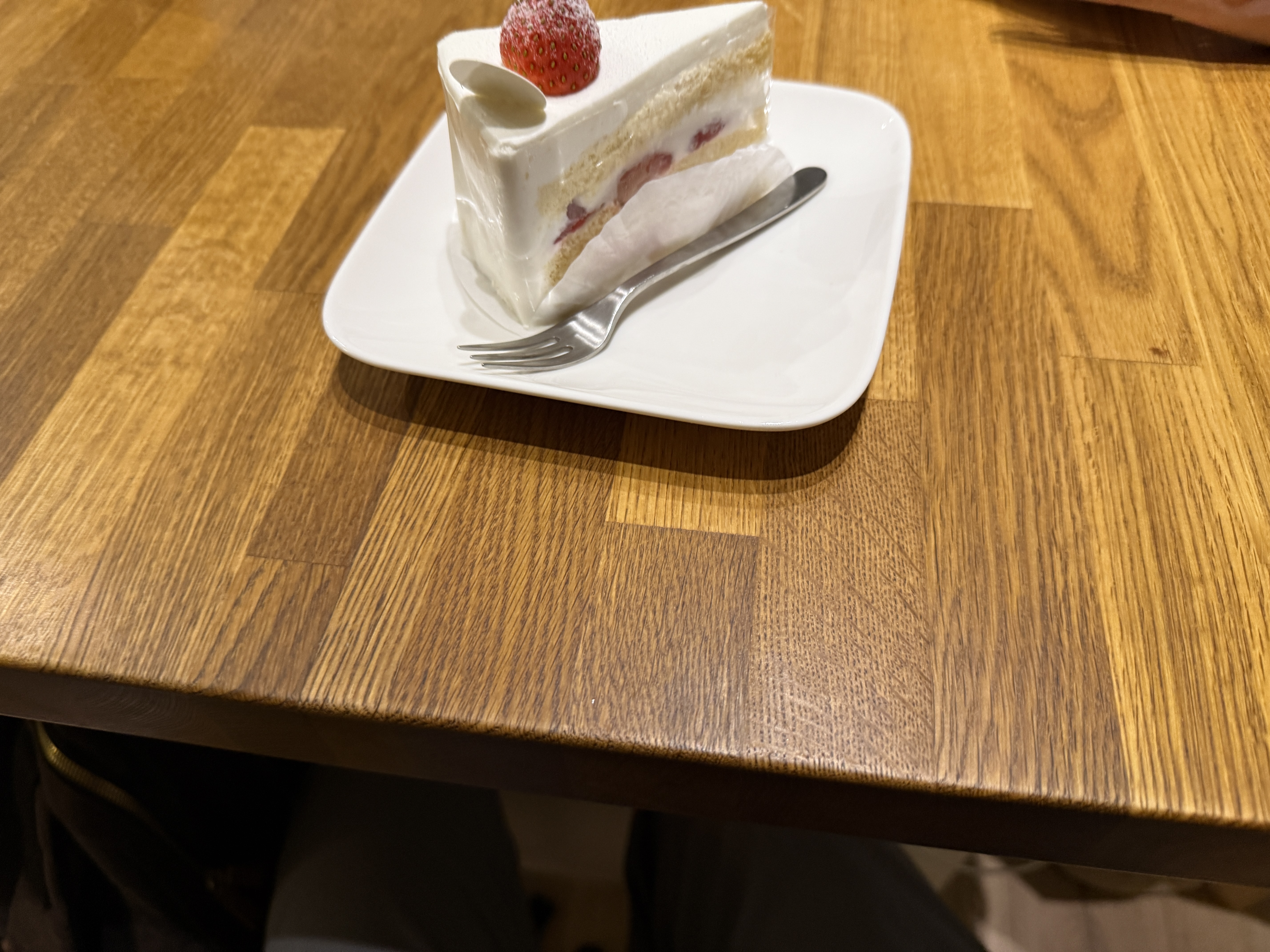 スポンジの間にクリームとイチゴが挟まっているショートケーキ。上にもイチゴが1個載っている