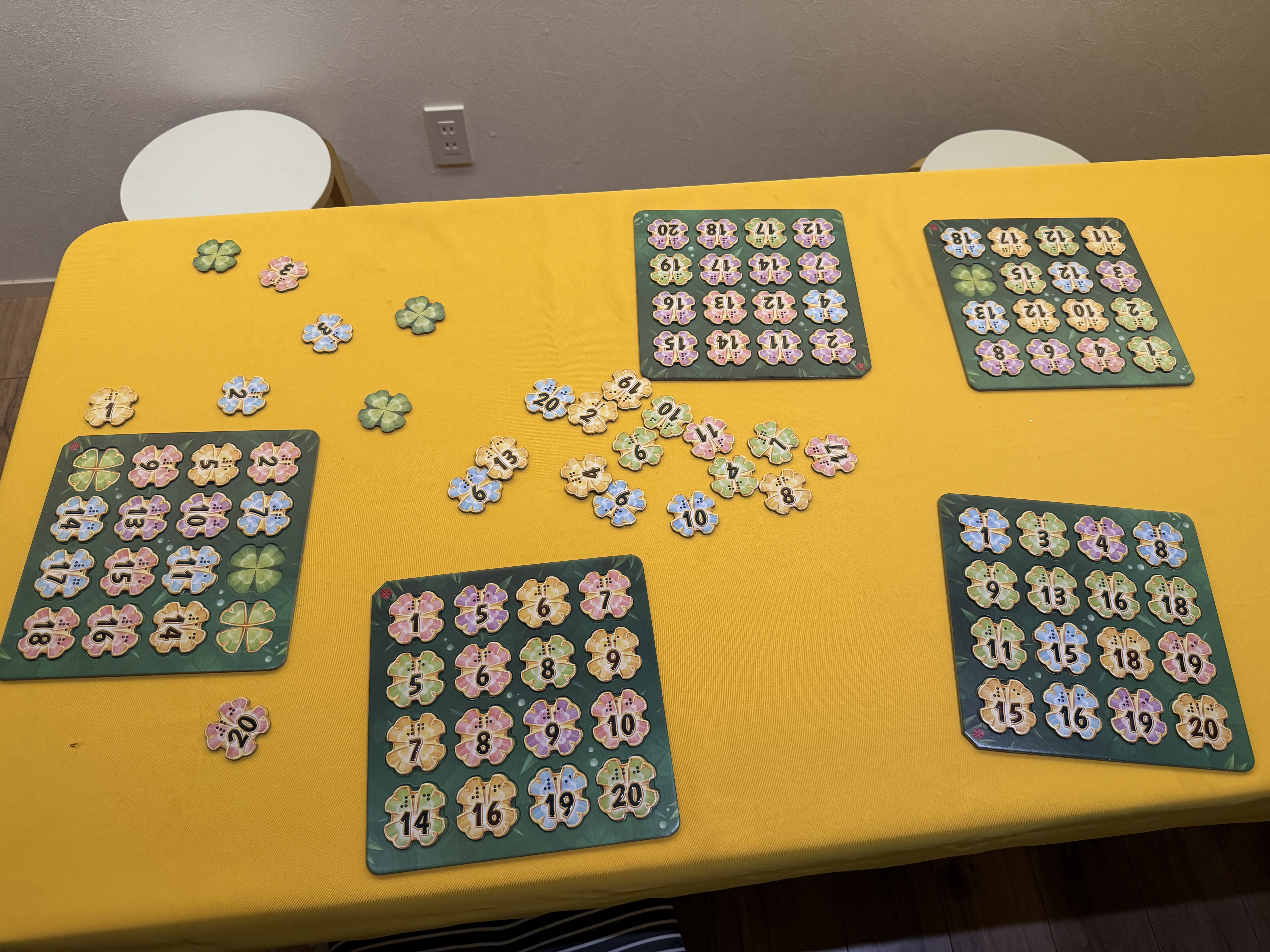 クローバーが配置されているゲーム版と、その周りにたくさん散らばるカラフルなクローバーたち